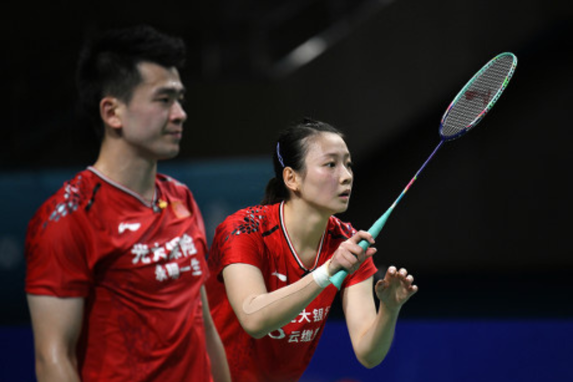 van dong vien cau long zheng siwei day huong dan ky thuat cau long co ban nang cao